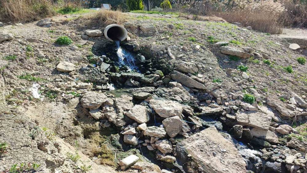 Seyhan Nehri’nde su çekilince pislik ortaya çıktı