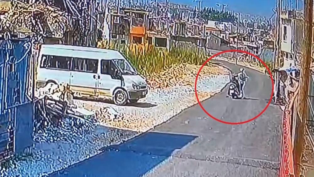 Motosikletiyle işe giderken yolu kesilerek sopayla dövüldü: O anlar kamerada