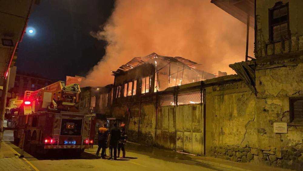 Yangında ölen kuşlarının kafesi başında gözyaşlarına hakim olamadı