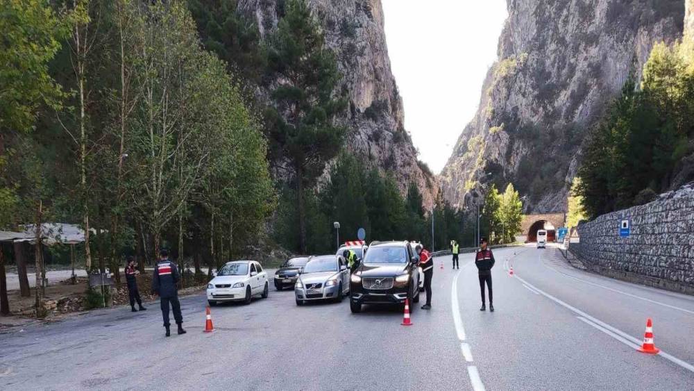 Burdur’da toplam 101 yıl kesinleşmiş hapis cezasıyla aranan 19 şahıs yakalandı