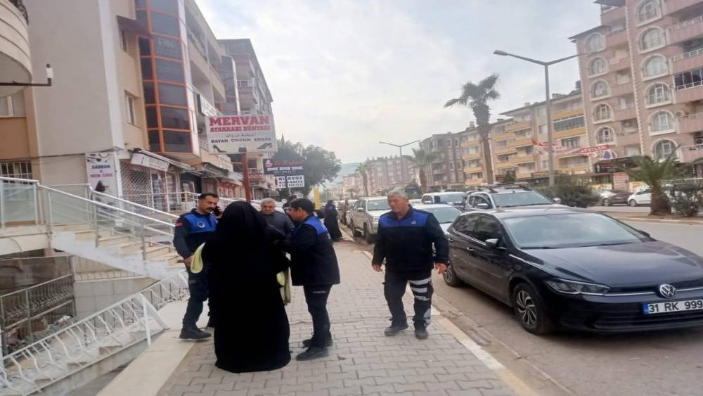 Kucağında bebekle duyguları istismar eden kadın dilenci yakayı ele verdi