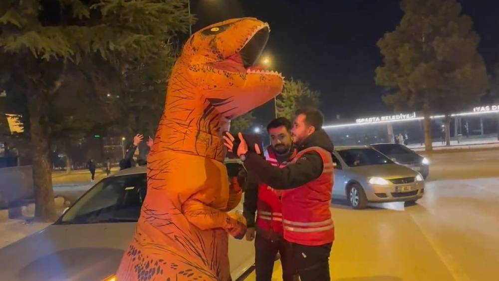 Isparta’da GBT’ye takılan dinozor kostümlü genç, polis ekiplerini hem şaşırttı hem gülümsetti