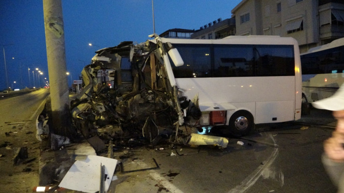Turist taşıyan midibüs kontrolden çıkıp bariyer ve beton direğe çarptı: 1 ölü, 20 yaralı